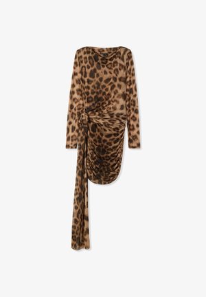 Abito a maniche lunghe con stampa leopardata, realizzato in tessuto morbido, con un design arricciato sul lato e una fascia fluente su un lato.