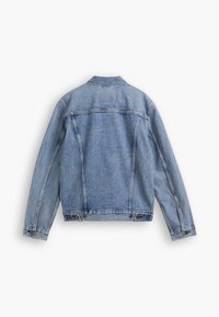 Giubbotto di jeans blu chiaro con maniche lunghe, colletto classico e due tasche sul petto. Presenta cuciture a vista e polsini e orlo con bottoni.