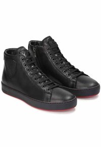Černé kožené vysoké tenisky s hladkým povrchem, vybavené šněrováním, bočním zipem a červenou gumovou podrážkou s kontrastním prošíváním.