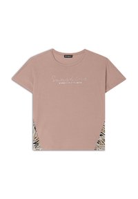 Camiseta de algodón de color rosa claro con mangas cortas, con texto en estilo de escritura y detalles de estampado animal a ambos lados. Cuello redondo.