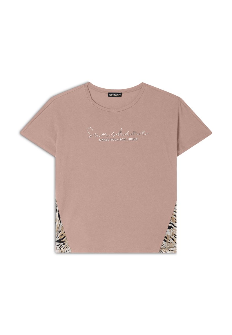 Camiseta de algodón de color rosa claro con mangas cortas, con texto en estilo de escritura y detalles de estampado animal a ambos lados. Cuello redondo.