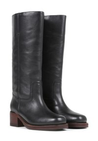 Bottes en cuir noir montant jusqu'au genou avec une texture lisse, un bout rond et un petit talon en bois. Présente des détails de couture subtils sur les côtés.