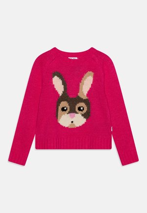 Hellpink gestrickter Langarmpullover mit großem Frontmotiv eines braunen und beigen Hasengesichts mit rosa Nase.