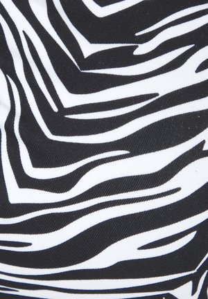 Zwart-witte stof met een abstract zebrapatroon; gladde textuur met een glanzende afwerking, die de sterke contrasterende kleuren benadrukt.