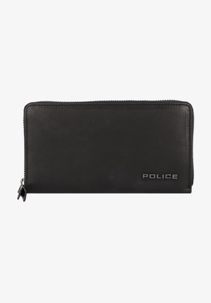 Cartera de cuero negro con textura suave, forma rectangular, cierre de cremallera y logo grabado "POLICE" en plateado metálico.