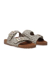 Vevet slip-on sandaler med brune, strukturerede remme, justerbare metalspænder og en korklignende sål som giver komfort og støtte.