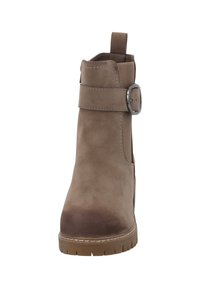 Stivale alla caviglia in suede marrone con punta arrotondata, dettaglio con fibbia laterale e suola in gomma; presenta un pratico cordino sul retro per una facile calzata.