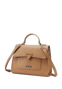 Borsa a tracolla in pelle color tan con motivo trapuntato, flap triangolare, hardware in argento e tracolla regolabile. Forma rettangolare classica.
