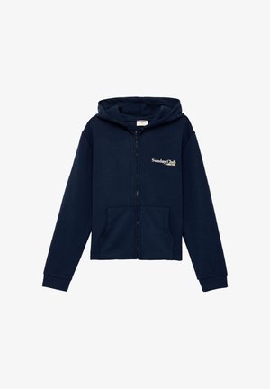 Navyblauwe hoodie met rits, voorzakken en witte tekst "Sunday Club" gedrukt op de linkerborst.