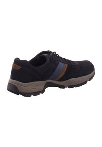 Sneaker in suede nero con accenti blu e marroni, design a profilo basso, tomaia texturizzata e suola in gomma resistente. Chiusura con lacci.