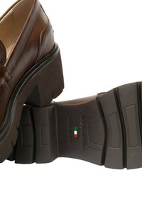 Mocassini in pelle marrone con tacco a blocco e suola testurizzata, dotati di grafica in rilievo e dettagli con il tricolore della bandiera italiana.