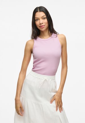 Top sin mangas de rayas moradas combinado con una falda larga blanca de capas y con cintura ajustable. Texturas suaves y diseño sencillo.