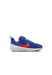 Nike juoksukengät, joissa on sininen tekstiilipinta, oranssi Swoosh-logo, valkoinen välipohja ja musta kumipohja. Pyöreä kärkitoteutus.