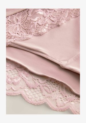Világos rózsaszín anyag sima textúrával, finom csipkével a szegélyén, fodros élekkel és bonyolult virágmintákkal.