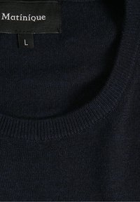 Ciemnoniebieski sweter dziany z okrągłym dekoltem, z szerokim prążkowanym kołnierzem i metką wskazującą rozmiar L. Miękka tekstura i równomierne szwy.