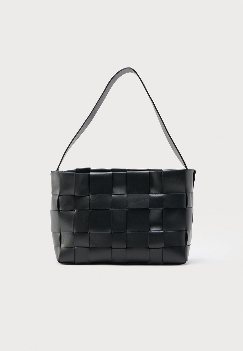 Sac à main en cuir noir avec motif tissé large et une seule bandoulière, forme rectangulaire, présenté sur un fond clair uni.
