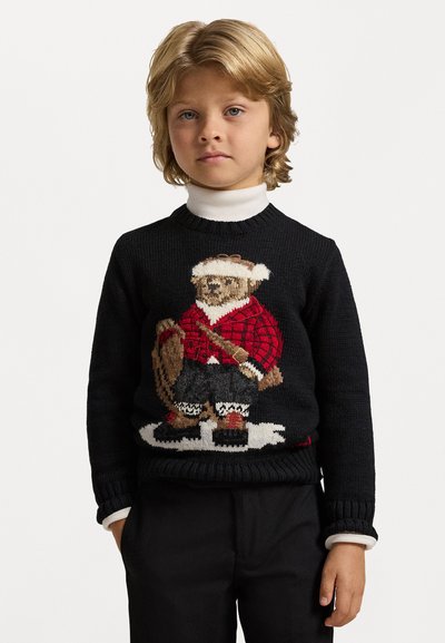 Pulôver preto de malha com um urso vestido com uma camisa quadriculada vermelha, segurando um machado, com neve branca e acentos cinzentos na parte inferior.