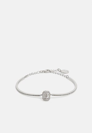 Bracciale in argento con una fascia texturizzata, dettagli con pietre decorative e un centrale rettangolare adornato con pietre chiare. Chiusura a catena regolabile.