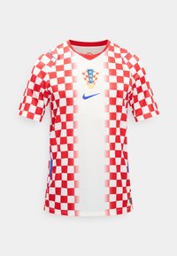 Φανέλα ποδοσφαίρου της Κροατίας με κόκκινο και λευκό καρό μοτίβο, μπλε λογότυπο της Nike και το έμβλημα της HNS στο στήθος, με κοντά μανίκια και V-λαιμόκοψη.