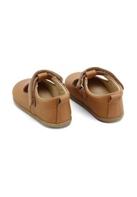 Zapatos de cuero marrón para niños con recortes en la parte delantera, correa de Velcro ajustable, interior acolchado y suela de goma para mayor comodidad.