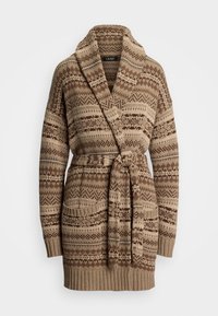 Cardigã de malha com colarinho xale, apresentando um padrão geométrico em castanho e bege. Tem um cinto de laço e dois bolsos frontais.