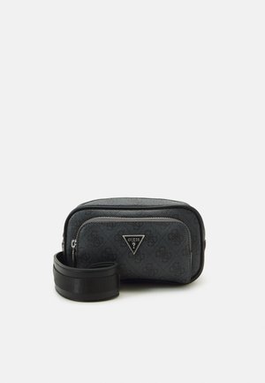 Bolso cruzado negro texturizado con acentos grises, que presenta un cierre con cremallera y un logo triangular. Incluye una correa ajustable a juego.