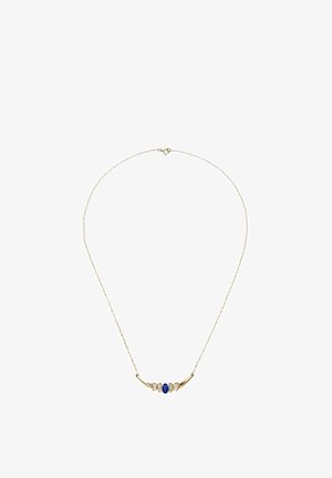 Collar de oro con un detalle curvo, que incluye tres gemas: una piedra azul en el centro flanqueada por dos piedras transparentes, sobre una cadena delicada.