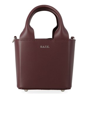 Petit sac à main en cuir bourgogne avec des poignées arrondies et un logo argenté "D.A.T.E." à l'avant, présenté sur fond blanc.