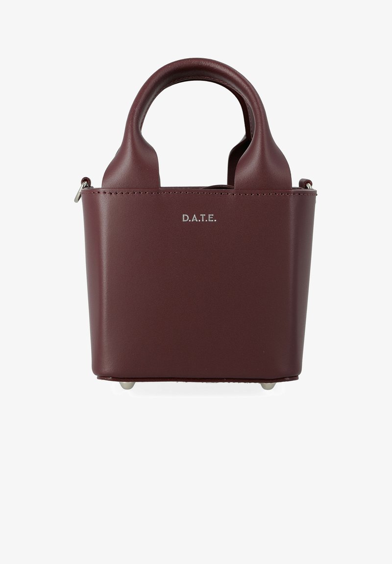Pequeño bolso de cuero burdeos con asas redondeadas y el logo plateado "D.A.T.E." en la parte frontal, presentado sobre un fondo blanco.