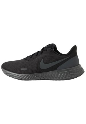 Schwarzer Nike Laufschuh mit Mesh-Obermaterial, dunkelgrauer strukturierter Sohle und großem grauem Nike-Swoosh an der Seite, von außen betrachtet.