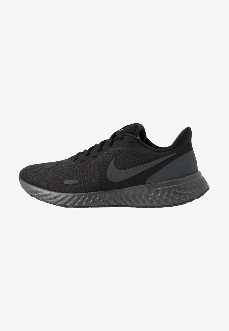 Chaussure de running Nike noire avec tige en mesh, semelle texturée gris foncé et grand swoosh gris sur le côté, vue de l'extérieur.