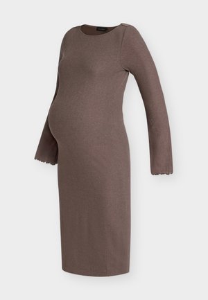 Barna bordázott, hosszú ujjú kismamaruha hullámzó mandzsettákkal és testhez simuló sziluettel a terhesség alatti kényelem és stílus érdekében.