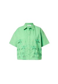 Blusa verde a maniche corte realizzata in un tessuto leggero con motivi floreali ricamati lungo l'orlo. Presenta un colletto e bottoni.