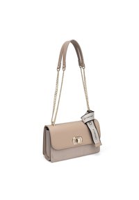Borsa a mano beige in pelle con una finitura liscia, una chiusura dorata e una tracolla a catena. Presenta un'etichetta in tessuto con il logo "CHRISBELLA".