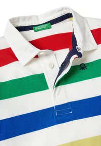 Koszulka polo z kołnierzykiem w kolorze białym z poziomymi paskami: czerwonym, zielonym, niebieskim i żółtym. Posiada granatowy obszycie i haftowane logo na piersi.