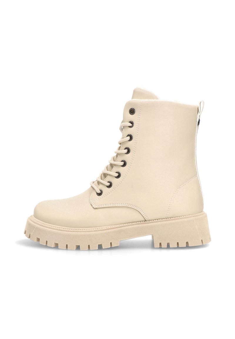 Botas de tobillo beige hechas de un material suave con una suela gruesa y estriada. Cuenta con 10 ojetes para los cordones y una cremallera lateral para un fácil acceso.