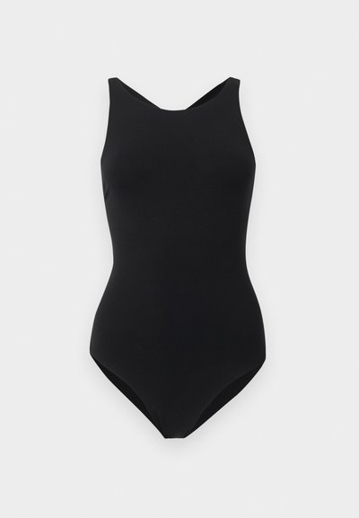 Μαύρο ολόσωμο μαγιό με ψηλό λαιμό και φαρδιές λωρίδες ώμου, παρουσιασμένο σε απλό ανοιχτό γκρι φόντο.