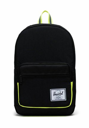 Sac à dos noir Herschel avec poche avant zippée soulignée de jaune néon et étiquette blanche de marque dans le coin inférieur droit.