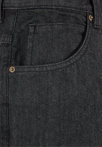 Mustad denim püksid, millel on tekstureeritud pind, esipocket brassist kinnitusdetailide ja kontrastsete õmblustega.