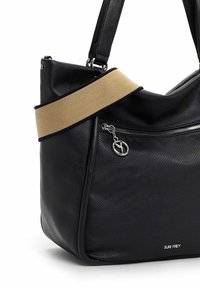 Sac à main en cuir noir avec bandoulière en tissu beige, poche avant zippée avec tirette ronde argentée, et petit logo « SURI FREY » sur le devant.
