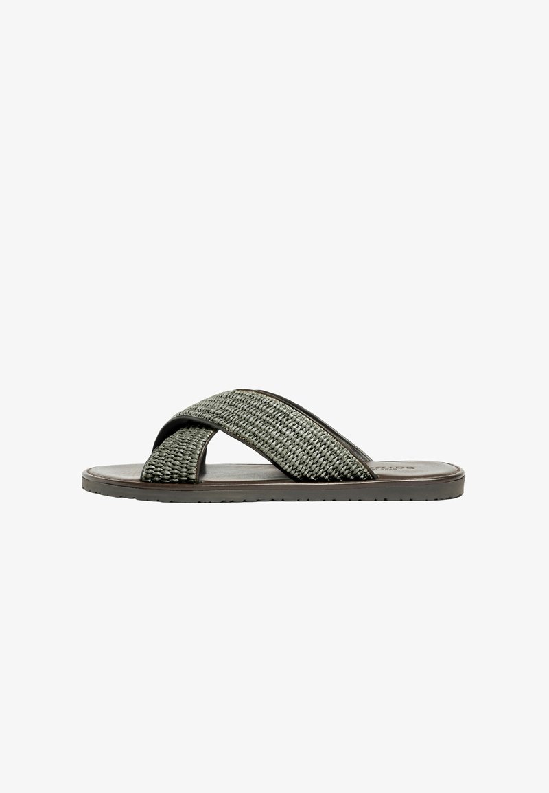 Sandale slide pour homme avec brides croisées en tissu tressé foncé et semelle plate marron sur fond blanc.