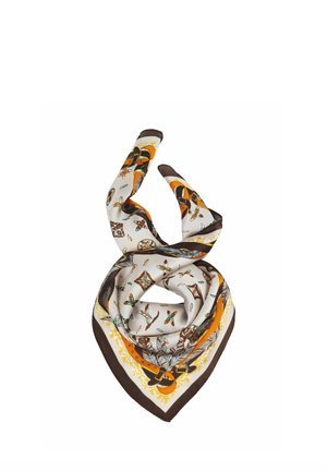 Seidenschal mit braunen, orangefarbenen und gelben Mustern mit Gürtel-, Feder- und Blumenmotiven, zu einer Schlaufe mit spitzen Enden gefaltet.