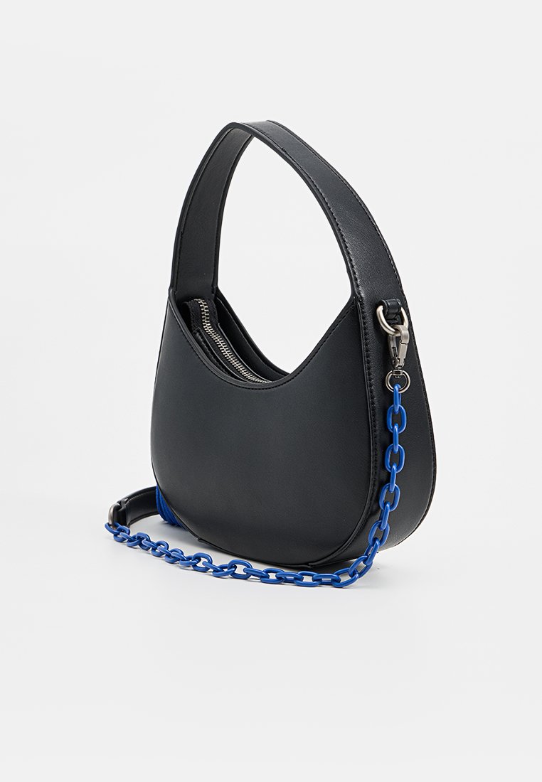 Sac à main en cuir noir avec une forme incurvée. Présente une anse en chaîne bleue et un compartiment zippé, mettant en avant une texture lisse et un design moderne.