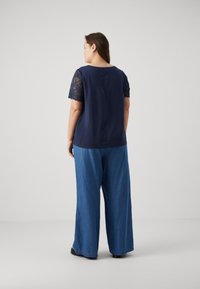 Vero Moda Curve VMCRUSK V NECK  - Camiseta estampada - navy