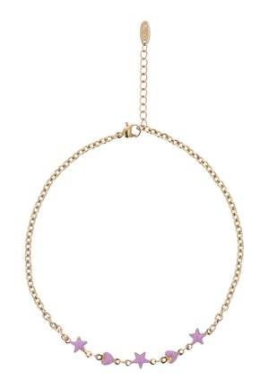 Colier cu lanț auriu decorat cu talismane mici, alternând stele violet și inimioare, distribuite uniform pe partea frontală inferioară.