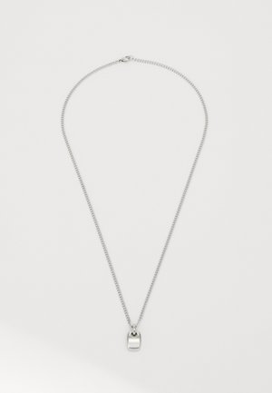 Sølvkjede med en flat, rektangulær anheng på en delikat kjede, med en teksturert overflate og en liten merkevaredetalj.