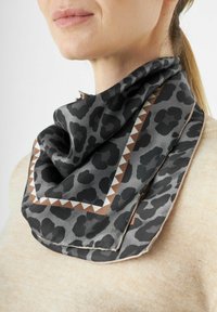 Zijden sjaal met een grijs luipaardprintontwerp, omrand met een geometrisch patroon in bruin en crème. Zachte textuur, vierkante vorm.