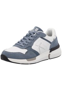 Sportovní tenisky kombinující modrou semišovou a bílou syntetickou svrchní část, kulatou špičku, ploché tkaničky a texturovanou gumovou podrážku.