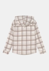 Koszula flanelowa w kratę w odcieniach beżu i brązu, z kapturem, długimi rękawami, mankietami na guziki i zaokrąglonym dołem.