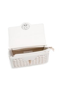 Borsa bianca con un design intrecciato sul davanti. Caratterizzata da una chiusura metallica lucida, una texture in pelle liscia e un interno spazioso con una tasca con zip.